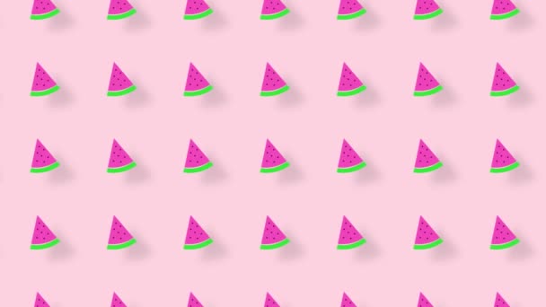 ピンクの背景に影のあるスイカスライスのカラフルなパターン。スイカのスライスとシームレスなパターン。最上階だ。夏のコンセプト。4Kビデオモーション — ストック動画