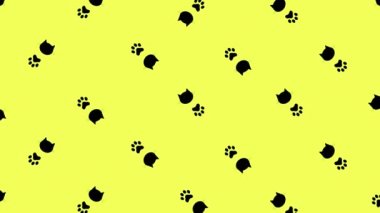 Sarı arka planda siyah kedi kafalarının ve pençelerinin renkli deseni. Kedi pençesi ve yüzleri olan kusursuz bir desen. Hayvan silueti. 4K video hareketi