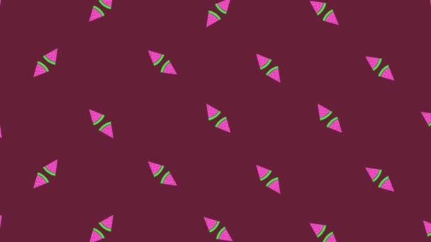 Красочный узор из вращающихся ломтиков арбуза. Бесшовный рисунок с арбузными ломтиками. Вид сверху. Летняя концепция. 4K видео движение — стоковое видео