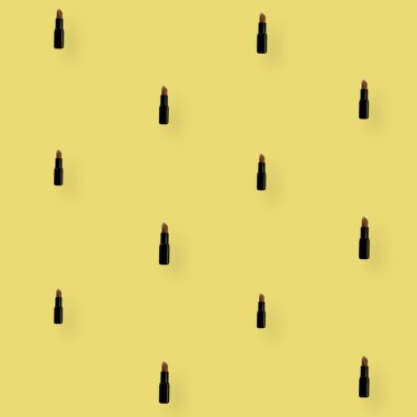 Sarı arka planda renkli ruj izleri. Üst Manzara. Düz yatıyordu. Pop sanat tasarımı