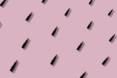 Pembe arka planda gölgeli renkli ruj deseni. Üst Manzara. Düz yatıyordu. Pop sanat tasarımı