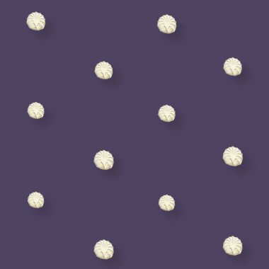 Mor arkaplanda beyaz zephyr deseni var. Şekerleme. Üst Manzara. Düz yatıyordu. Pop sanat