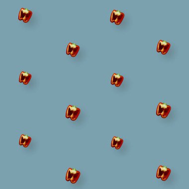 Mavi arka planda kesilmiş taze kırmızı biberin renkli deseni. Bulgar kırmızı biberi. Üst Manzara. Düz yatıyordu. Pop sanat tasarımı