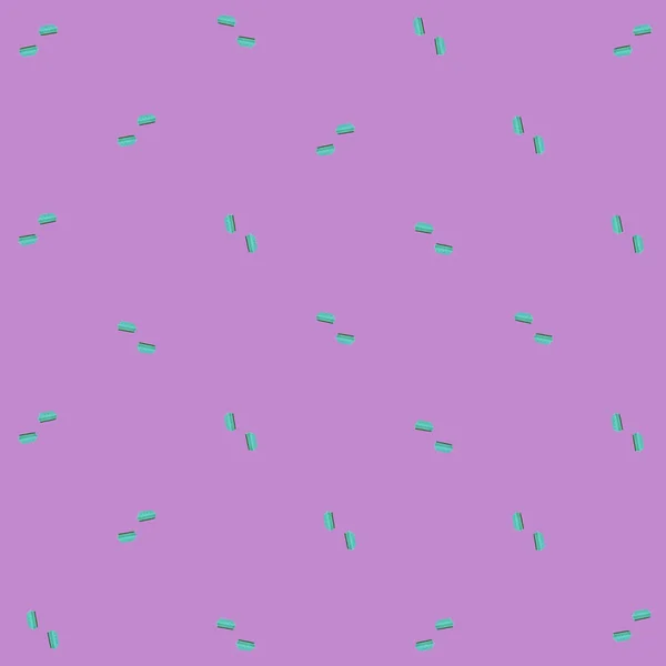 Buntes Muster aus türkisfarbenen Küchenschwämmen auf violettem Hintergrund. Ansicht von oben. Flach lag er. Pop-Art-Design — Stockfoto