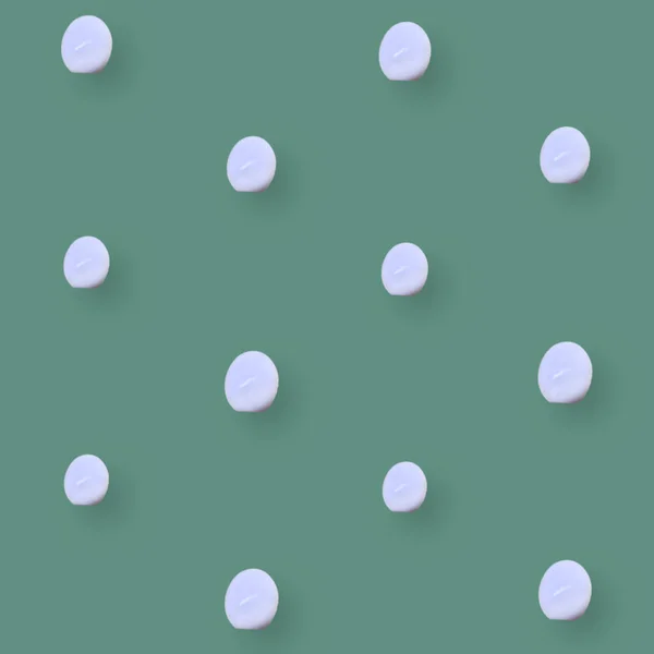 Modèle coloré d'œufs de poulet sur fond vert. Vue de dessus. Pose plate. Pop art design — Photo