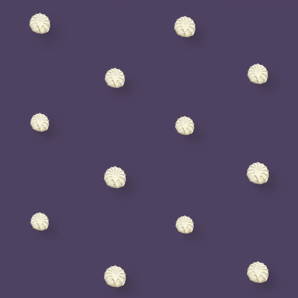 紫色の背景に白いゼファーのカラフルなパターン。マシュマロ。最上階だ。平置きだ。ポップアート — ストック写真