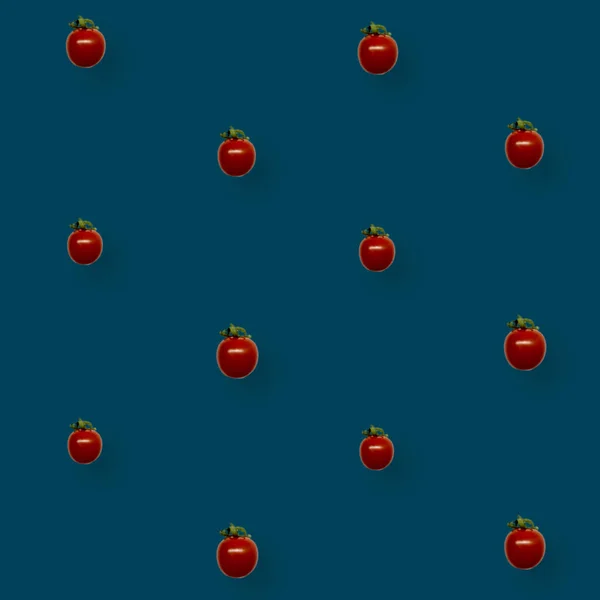 Barevný vzor čerstvých červených rajčat na modrém pozadí. Horní pohled. Ležel. Pop art design — Stock fotografie