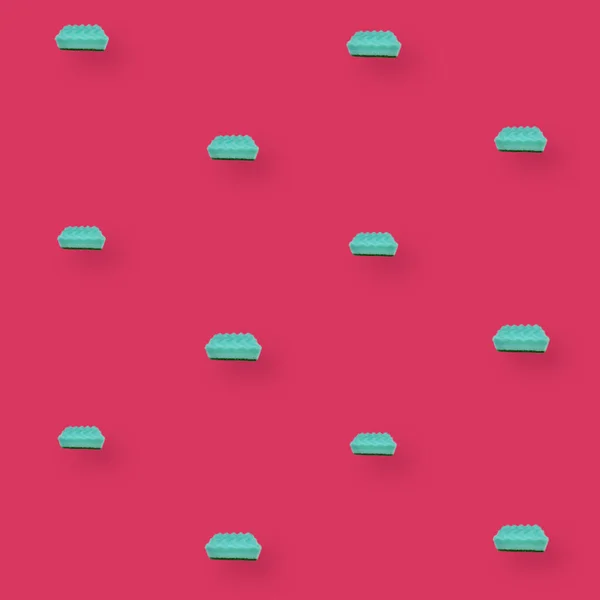 Kleurrijk patroon van turquoise keukensponzen op roze achtergrond. Bovenaanzicht. Plat gelegd. Pop art ontwerp — Stockfoto