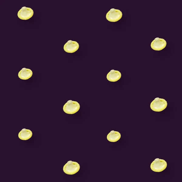 Patrón colorido de condones sobre fondo violeta. Vista superior. Acostado. Diseño de arte pop —  Fotos de Stock