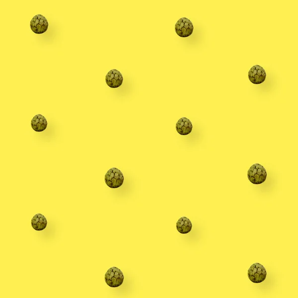 Bunte Fruchtmuster von frischem Cherimoya auf gelbem Hintergrund. Puddingapfel vorhanden. Ansicht von oben. Flach lag er. Pop-Art-Design — Stockfoto