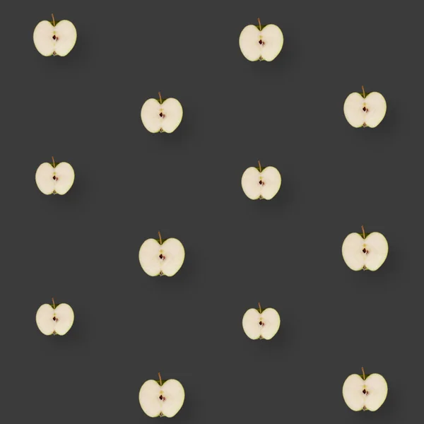 Bunte Fruchtmuster frischer Äpfel in Scheiben geschnitten auf braunem Hintergrund. Ansicht von oben. Flach lag er. Pop-Art-Design, kreatives Sommerkonzept — Stockfoto