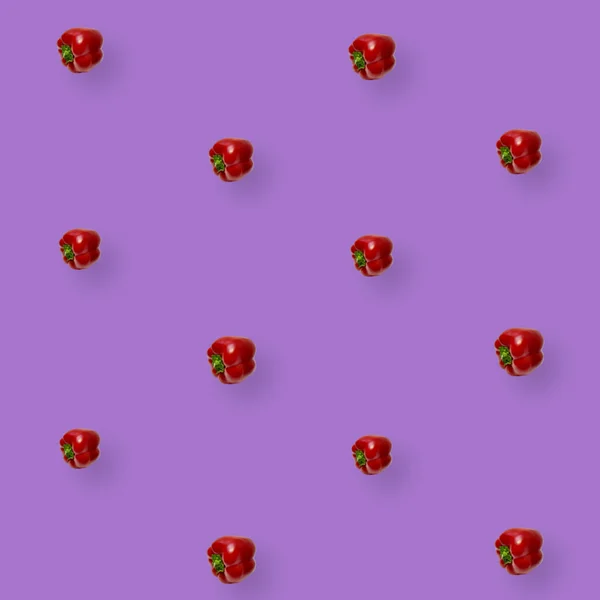 色彩艳丽的紫色背景的新鲜红辣椒图案。保加利亚红辣椒。顶部视图。平躺在床上流行艺术设计 — 图库照片