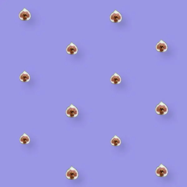 Красочный фруктовый узор из свежих инжиров, нарезанных на фиолетовом фоне. Вид сверху. Плоский лежал. Поп-арт дизайн — стоковое фото
