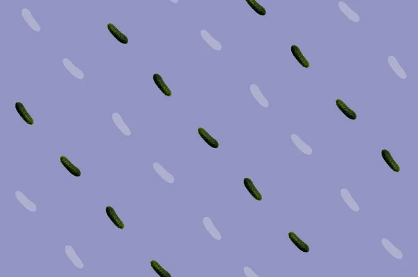 Buntes Muster frischer Gurken auf violettem Hintergrund. Ansicht von oben. Flach lag er. Pop-Art-Design — Stockfoto