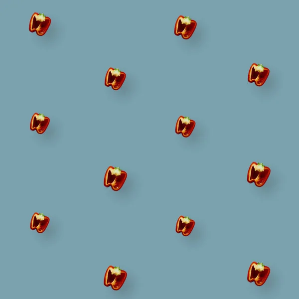 Patrón colorido de pimentón fresco en rodajas sobre fondo azul. Pimienta roja búlgara. Vista superior. Acostado. Diseño de arte pop —  Fotos de Stock