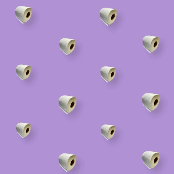 Barevný vzor rolí bílého toaletního papíru izolovaného na purpurovém pozadí. Horní pohled. Tapeta na koupelnu — Stock fotografie
