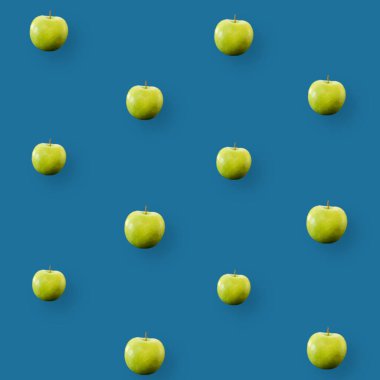Mavi arka planda taze yeşil elmaların renkli meyve deseni. Üst Manzara. Düz yatıyordu. Pop sanat tasarımı, yaratıcı yaz konsepti