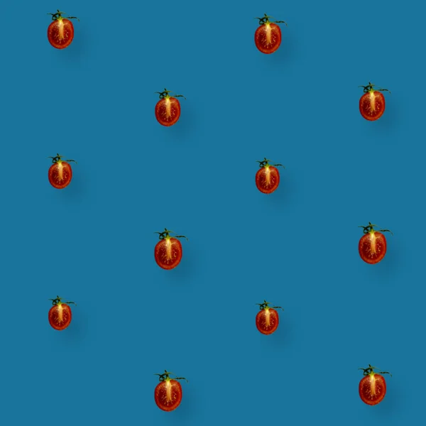 Patrón colorido de tomates rojos frescos sobre fondo azul. Vista superior. Acostado. Diseño de arte pop —  Fotos de Stock