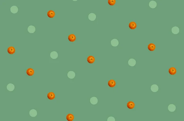 绿色背景下的新鲜橘子色泽色彩艳丽。曼达林顶部视图。平躺在床上流行艺术设计 — 图库照片