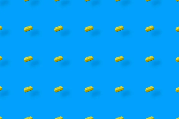 Kolorowy wzór żółtych gąbek kuchennych na niebieskim tle z cieniami. Widok góry. Leżeć płasko. Projektowanie pop art — Zdjęcie stockowe