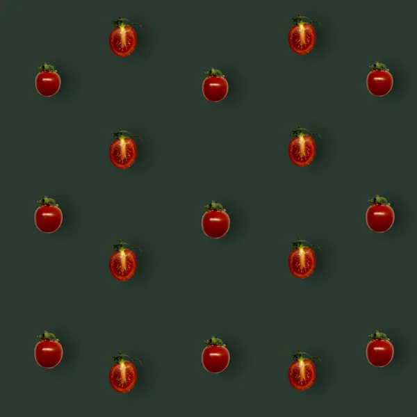 Barevný vzor čerstvých červených rajčat na zeleném pozadí. Horní pohled. Ležel. Pop art design — Stock fotografie