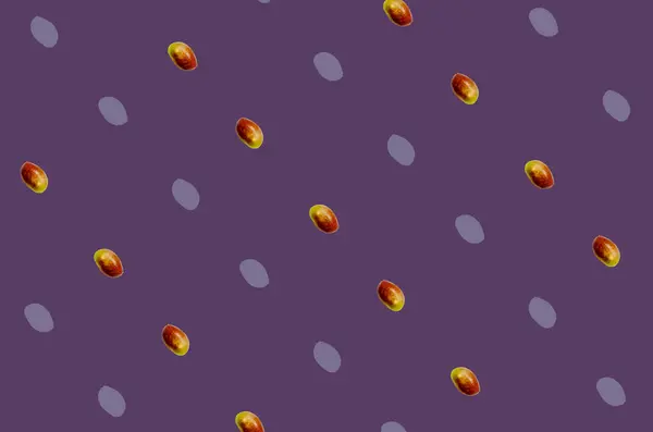 Padrão de fruta colorido de manga fresca no fundo violeta. Vista superior. Deitado. Pop art design — Fotografia de Stock