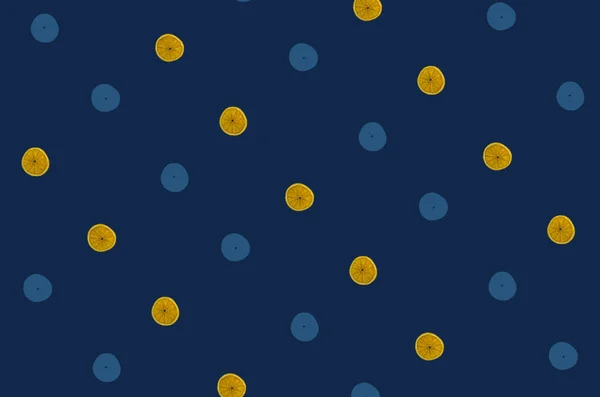Πολύχρωμο μοτίβο αποξηραμένων φέτες πορτοκαλιού σε μπλε φόντο. Αποξηραμένα πατατάκια. Στο πάνω μέρος. Επίπεδη. Ποπ αρτ — Φωτογραφία Αρχείου