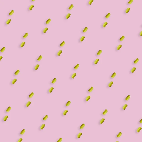 Buntes Muster gelber Küchenschwämme auf rosa Hintergrund. Ansicht von oben. Flach lag er. Pop-Art-Design — Stockfoto
