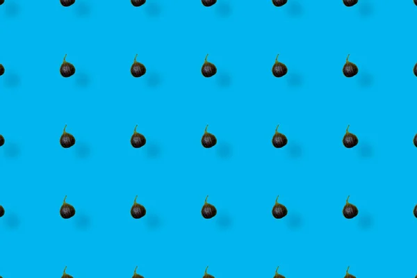Барвистий фруктовий візерунок зі свіжих інжирів на синьому фоні з тінями. Вид зверху. Пласка лежала. Поп-арт дизайн — стокове фото