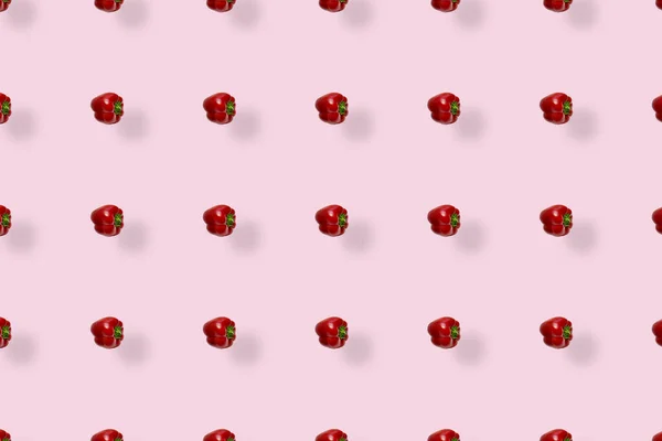 Πολύχρωμο μοτίβο φρέσκιας πάπρικας σε ροζ φόντο με σκιές. Βουλγαρική κόκκινη πιπεριά. Στο πάνω μέρος. Επίπεδη. Σχεδιασμός ποπ τέχνης — Φωτογραφία Αρχείου