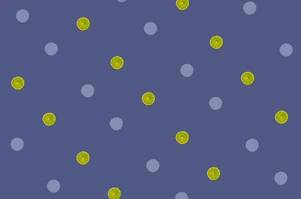 Kolorowy wzór owoców świeżych plasterków limonek na fioletowym tle. Widok góry. Leżeć płasko. Projektowanie pop art — Zdjęcie stockowe