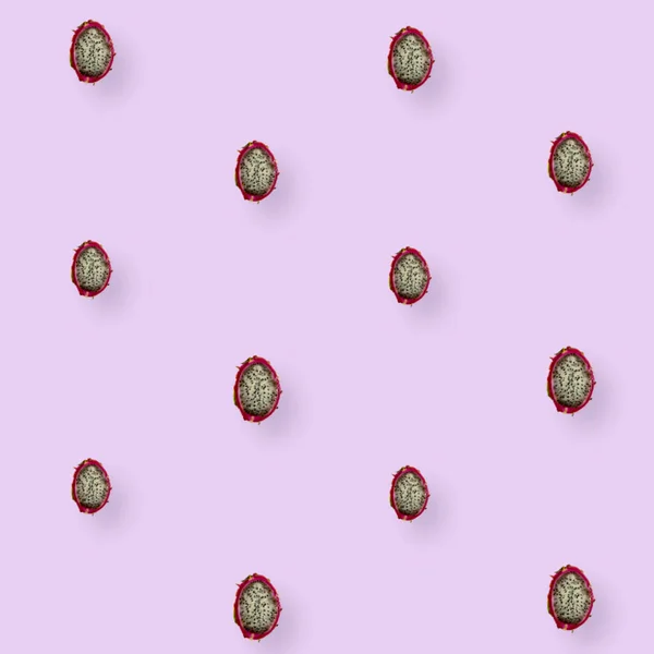 보라색 배경에 화려 한 드래곤 과일 패턴 이 있습니다. 삐 타야. 위에서 본 모습. 평평하게 누워 있다. 팝 아트 디자인 — 스톡 사진