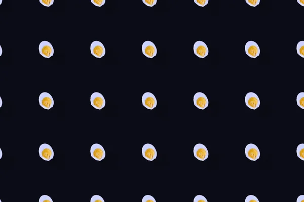Patrón colorido de huevos de pollo sobre fondo negro. Vista superior. Acostado. Diseño de arte pop. Patrón sin costura —  Fotos de Stock