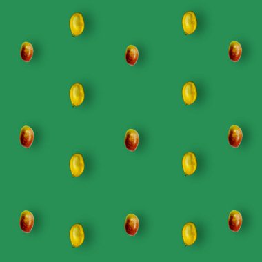 Yeşil arka planda taze mangolu renkli meyve deseni. Üst Manzara. Düz yatıyordu. Pop sanat tasarımı