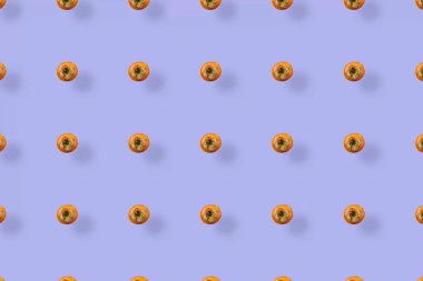 Mor arka planda taze hurma renkli meyve deseni. Üst Manzara. Düz yatıyordu. Pop sanat tasarımı