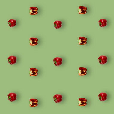 Yeşil arka planda taze kırmızı biber deseni. Bulgar kırmızı biberi. Üst Manzara. Düz yatıyordu. Pop sanat tasarımı