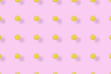 Pembe arka planda gölgeli kesilmiş renkli ananas deseni. Üst Manzara. Düz yatıyordu. Pop sanat tasarımı