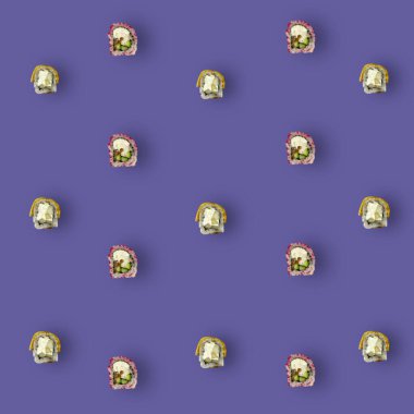 Mor arka planda Japon suşisinin renkli deseni var. Üst Manzara. Düz yatıyordu. Pop sanat tasarımı