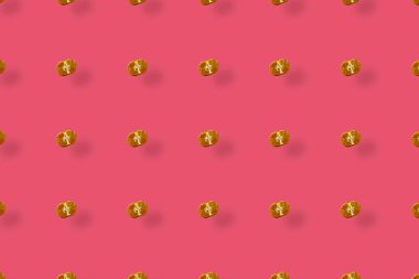 Pembe arka planda gölgeli taze mandalinaların renkli meyve deseni. Mandalina. Üst Manzara. Düz yatıyordu. Pop sanat tasarımı