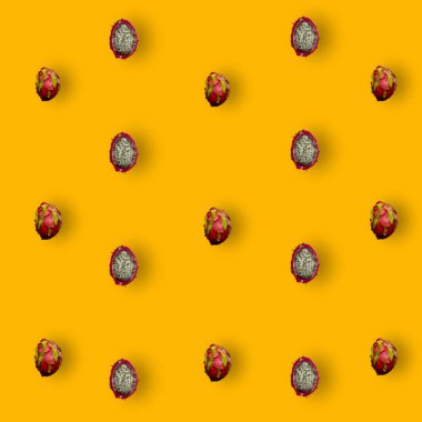 Turuncu arka planda gölgeli taze ejderha meyvesi deseni. Pitaya. Üst Manzara. Düz yatıyordu. Pop sanat tasarımı