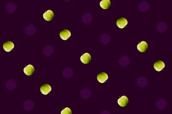 Bunte Fruchtmuster frischer grüner Äpfel auf violettem Hintergrund. Ansicht von oben. Flach lag er. Pop-Art-Design, kreatives Sommerkonzept — Stockfoto