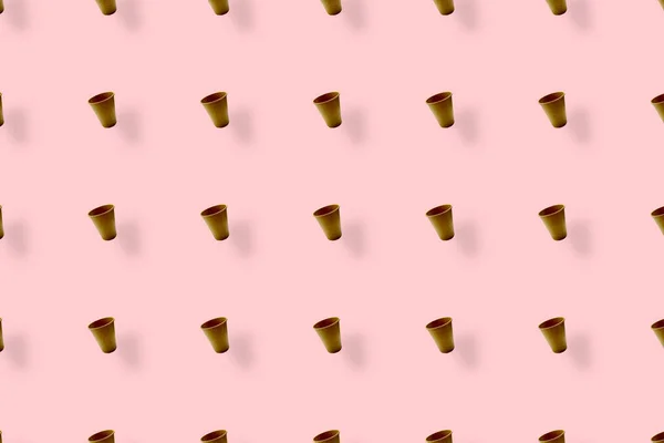 Barevný vzor papíru pití poháry na růžovém pozadí se stíny. Horní pohled. Ležel. Pop art design — Stock fotografie