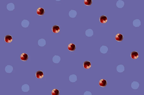 紫色の背景に新鮮な赤いリンゴのカラフルな果物のパターン。最上階だ。平置きだ。ポップアートデザイン、創造的な夏のコンセプト — ストック写真