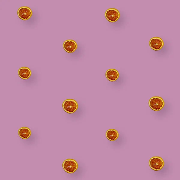 Szárított grapefruit szeletek színes mintázata rózsaszín alapon. Szárított grapefruit chips. Első látásra. Lapos fekvés. Pop art — Stock Fotó