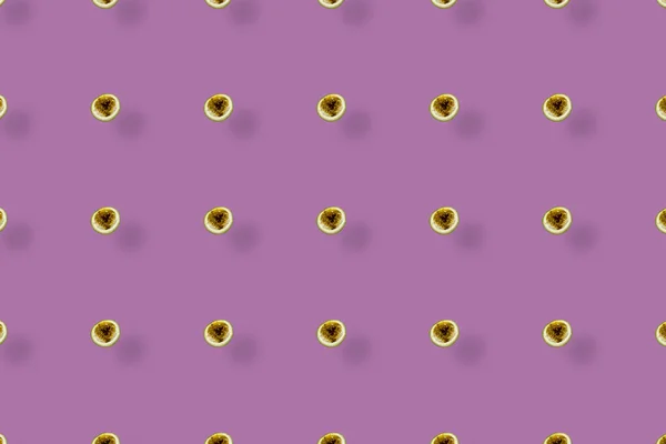 影のある紫色の背景に新鮮な情熱フルーツのカラフルなフルーツパターン。最上階だ。平置きだ。ポップアートデザイン — ストック写真