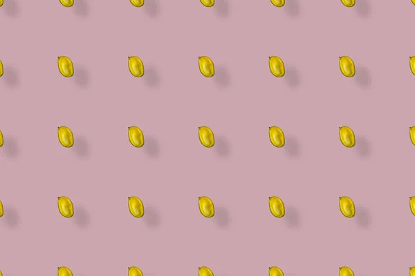Kleurrijk fruitpatroon van verse mango op roze achtergrond met schaduwen. Bovenaanzicht. Plat gelegd. Pop art ontwerp — Stockfoto