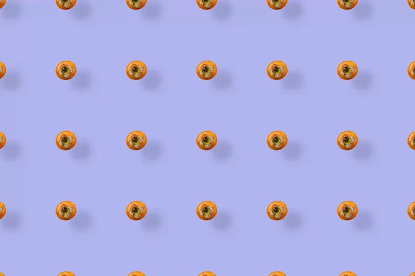Kleurrijk fruitpatroon van verse persimmons op paarse achtergrond. Bovenaanzicht. Plat gelegd. Pop art ontwerp — Stockfoto