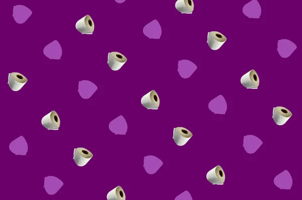 Motif coloré de rouleaux d'un papier toilette blanc isolé sur fond violet. Vue de dessus. Fond d'écran pour salle de bain — Photo