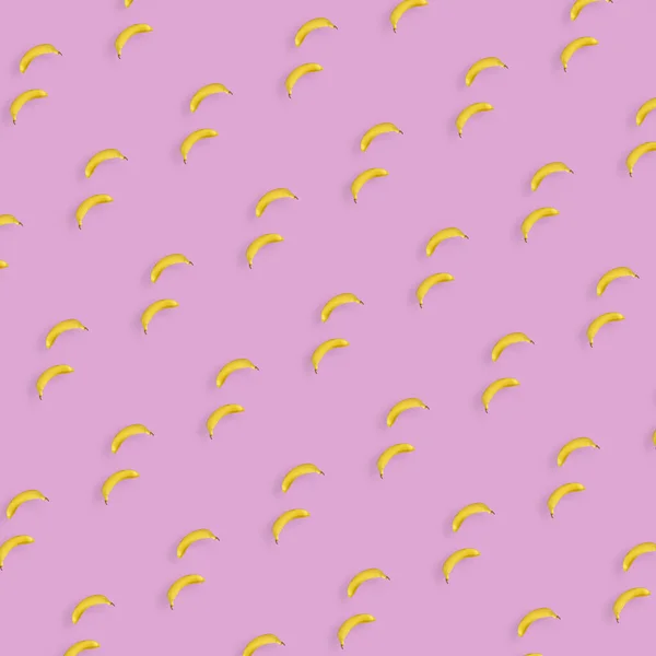 Kleurrijk fruitpatroon van gele bananen op roze achtergrond. Bovenaanzicht. Plat gelegd. Pop art ontwerp — Stockfoto