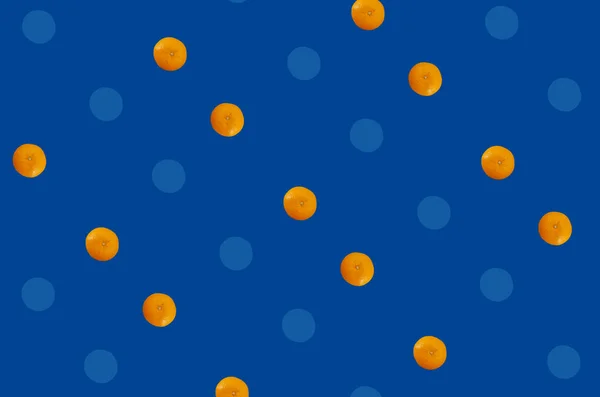 Kolorowy wzór owoców świeżej pomarańczy na niebieskim tle. Widok góry. Leżeć płasko. Projektowanie pop art — Zdjęcie stockowe